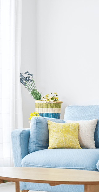 青いソファとクッション